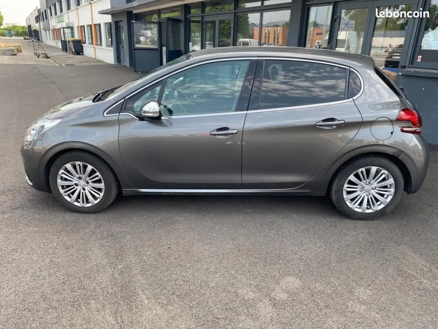 Peugeot 208 ALLURE 1.2 82CH CARPLAY Grijs - 2