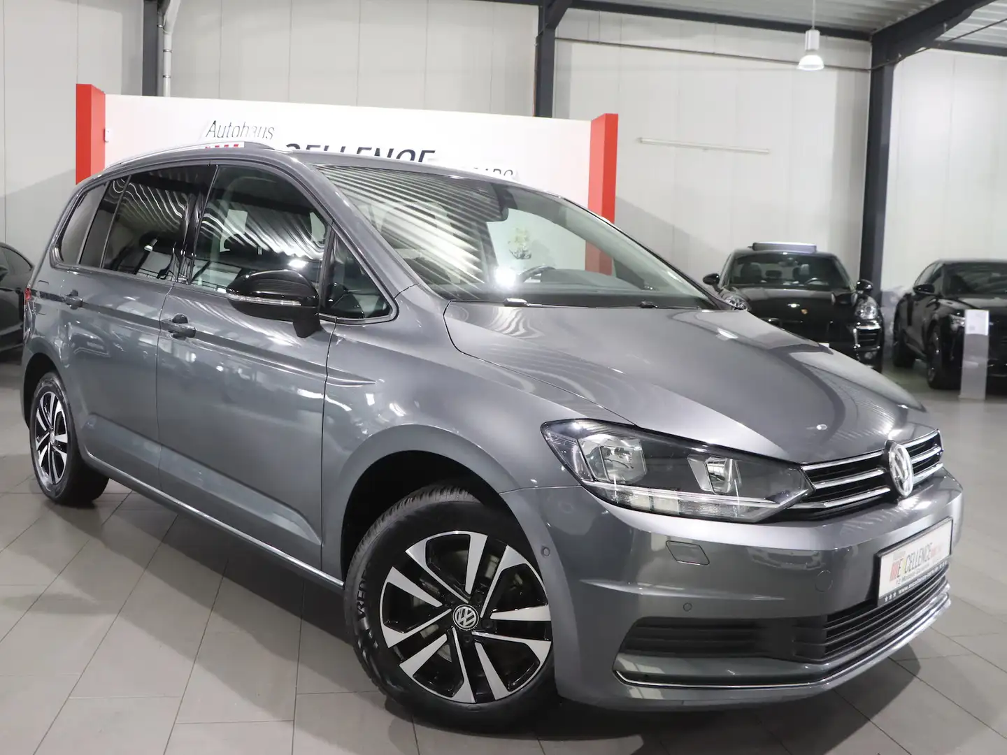 Volkswagen Touran 1.5 TSI DSG IQ.DRIVE / 7-SITZER / NAVI-DM Grijs - 2