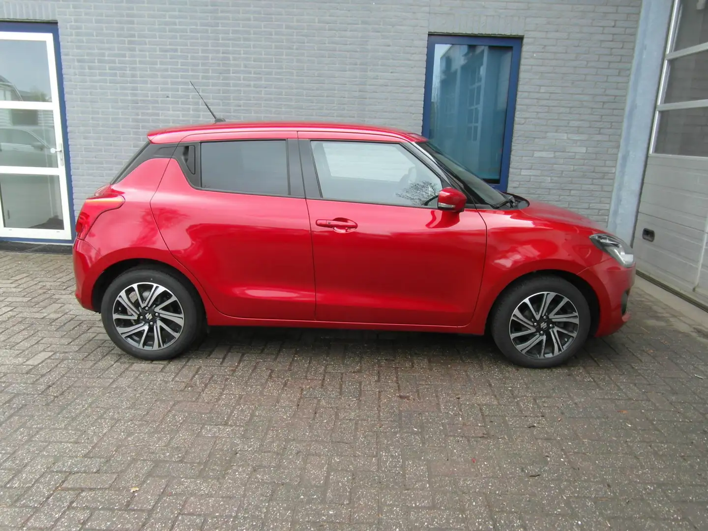 Suzuki Swift 1.2 Style Smart Hybrid Inclusief Afleveringskosten Rood - 2