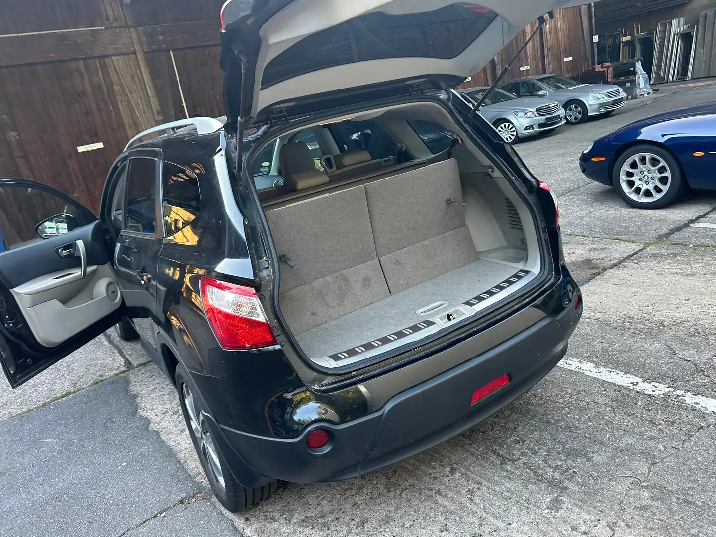 Nissan Qashqai+2 dCi1.6 DPF 4x4 Start/Stop 7Sitze Schwarz - 1