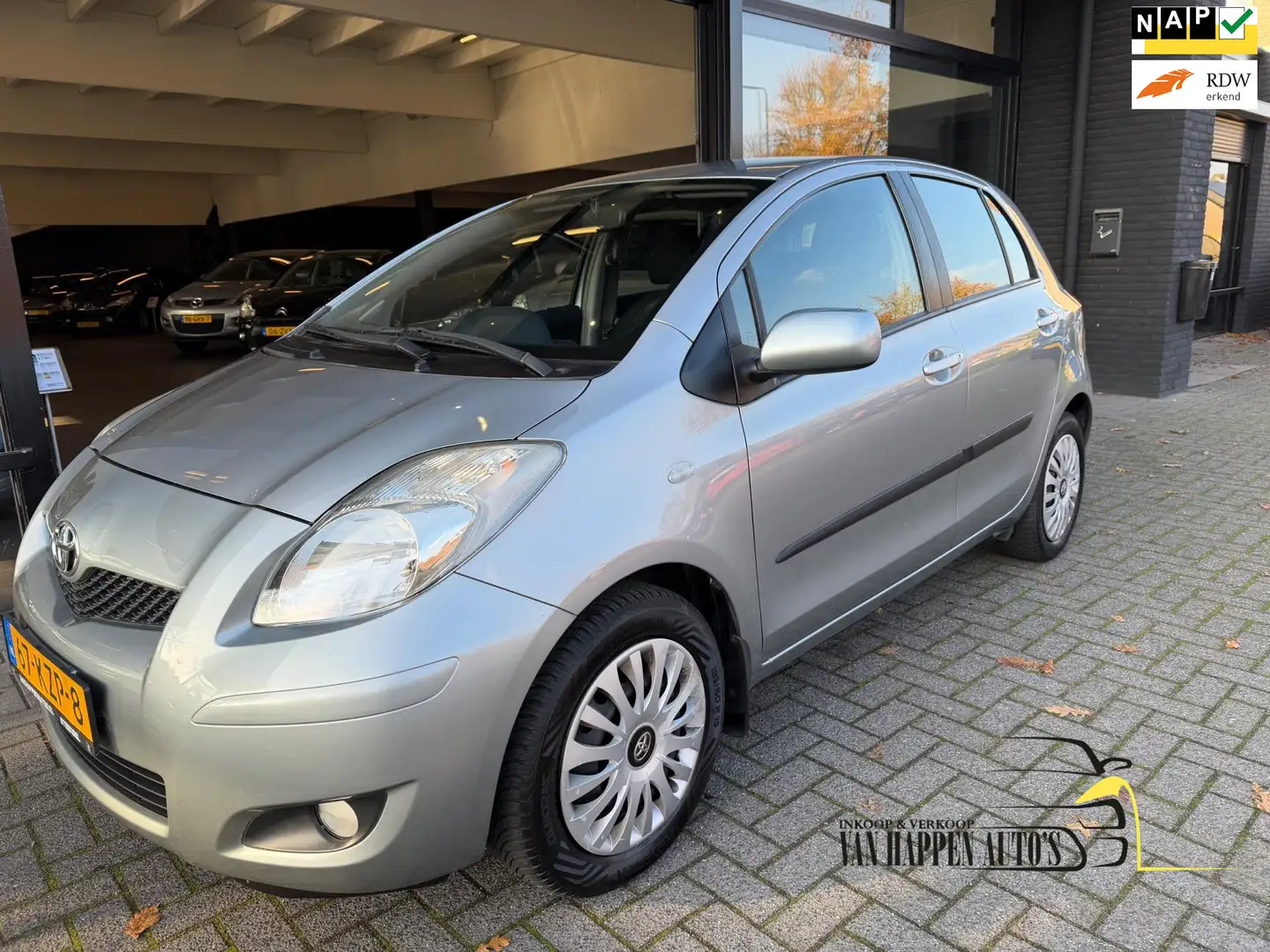 Toyota Yaris 1.3 VVTi Aspiration / AUTOMAAT / APK 11-2026 Grijs - 1