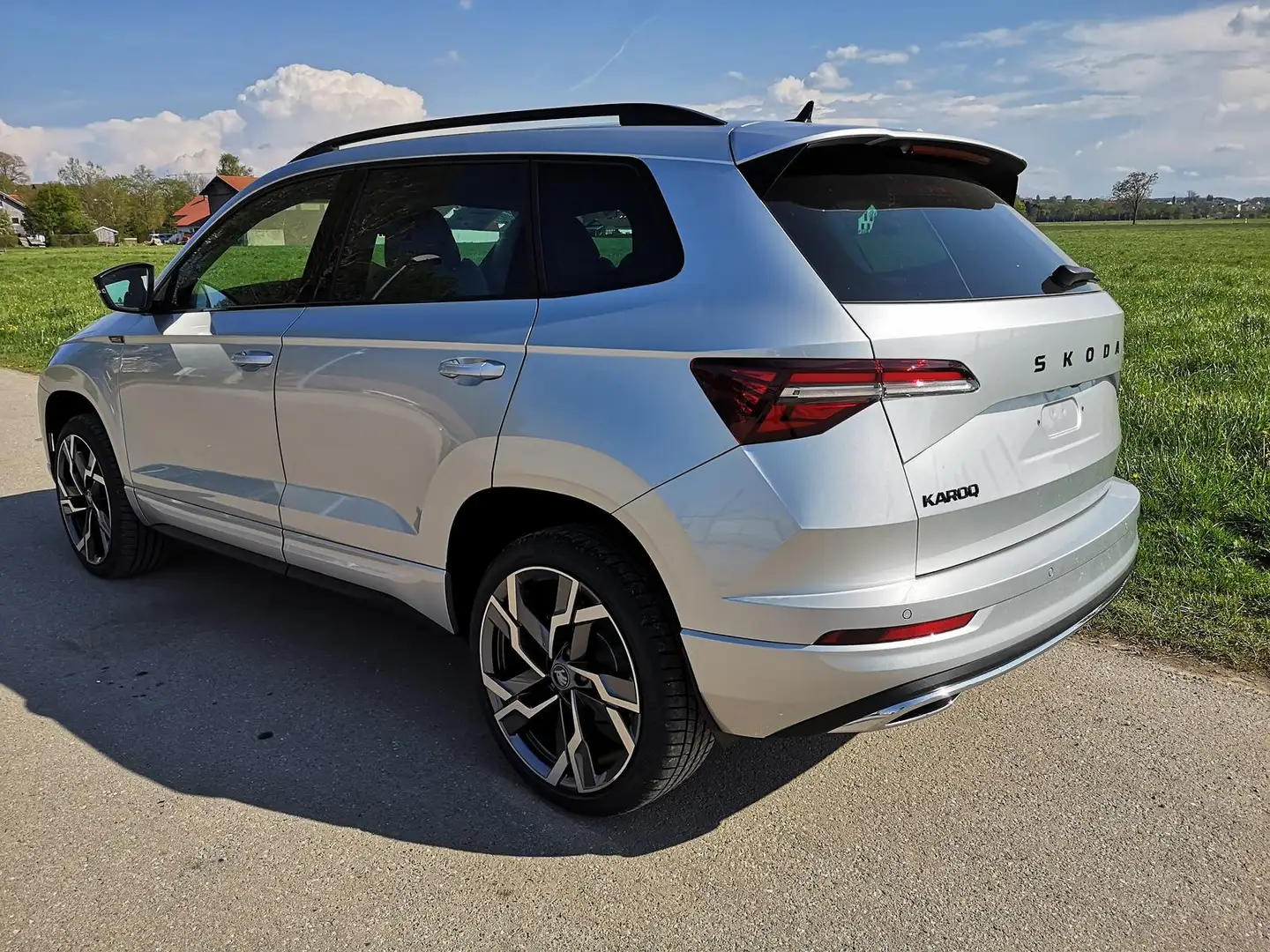Skoda Karoq Sportline 2.0TDI DSG 4x4 AHK Matrix Pano Sound ... Silber - 2