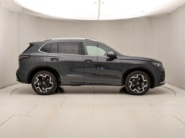 Volkswagen Tiguan view 3