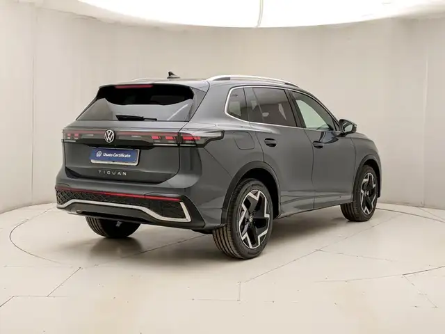Volkswagen Tiguan view 4