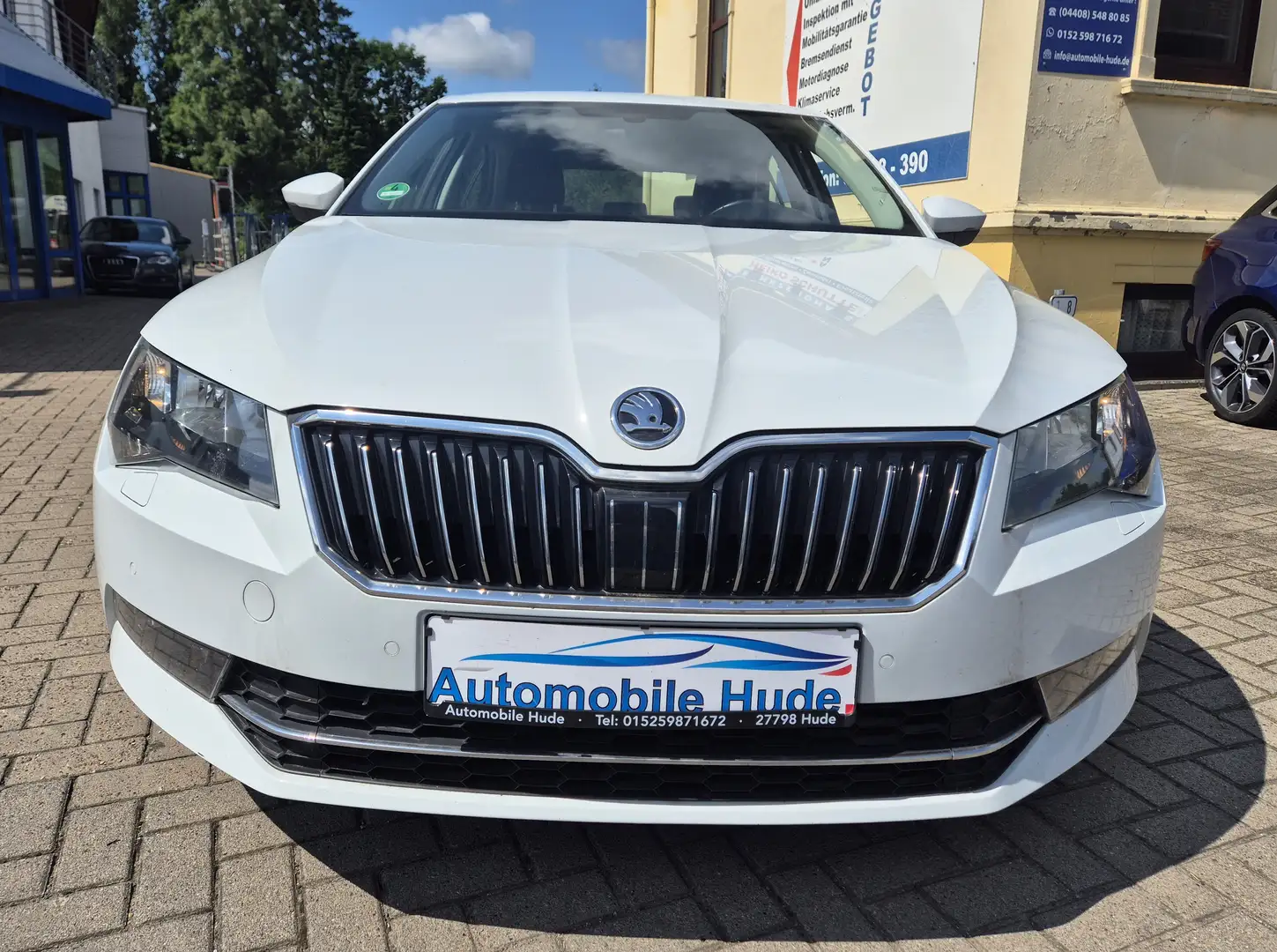 Skoda Superb Ambition DSG Automatik NAVI AHK SHZ Temp Rkamera Weiß - 2