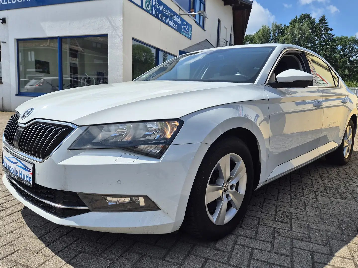 Skoda Superb Ambition DSG Automatik NAVI AHK SHZ Temp Rkamera Weiß - 1