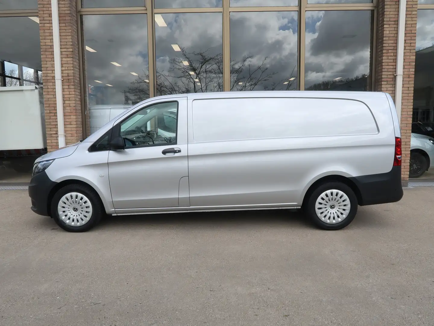 Mercedes-Benz Vito 114 CDI XL L3 Autom. Navi Airco Cruisecontrol Werk Gris - 2