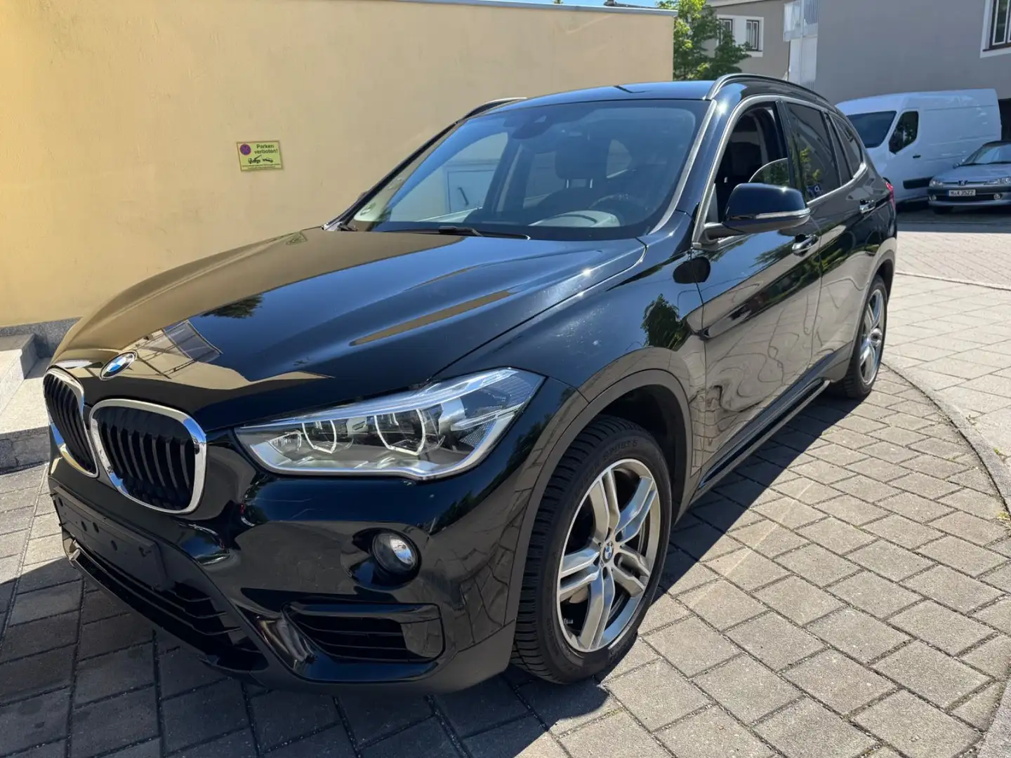 BMW X1 xDrive 18 d Sport Line Schwarz - 1
