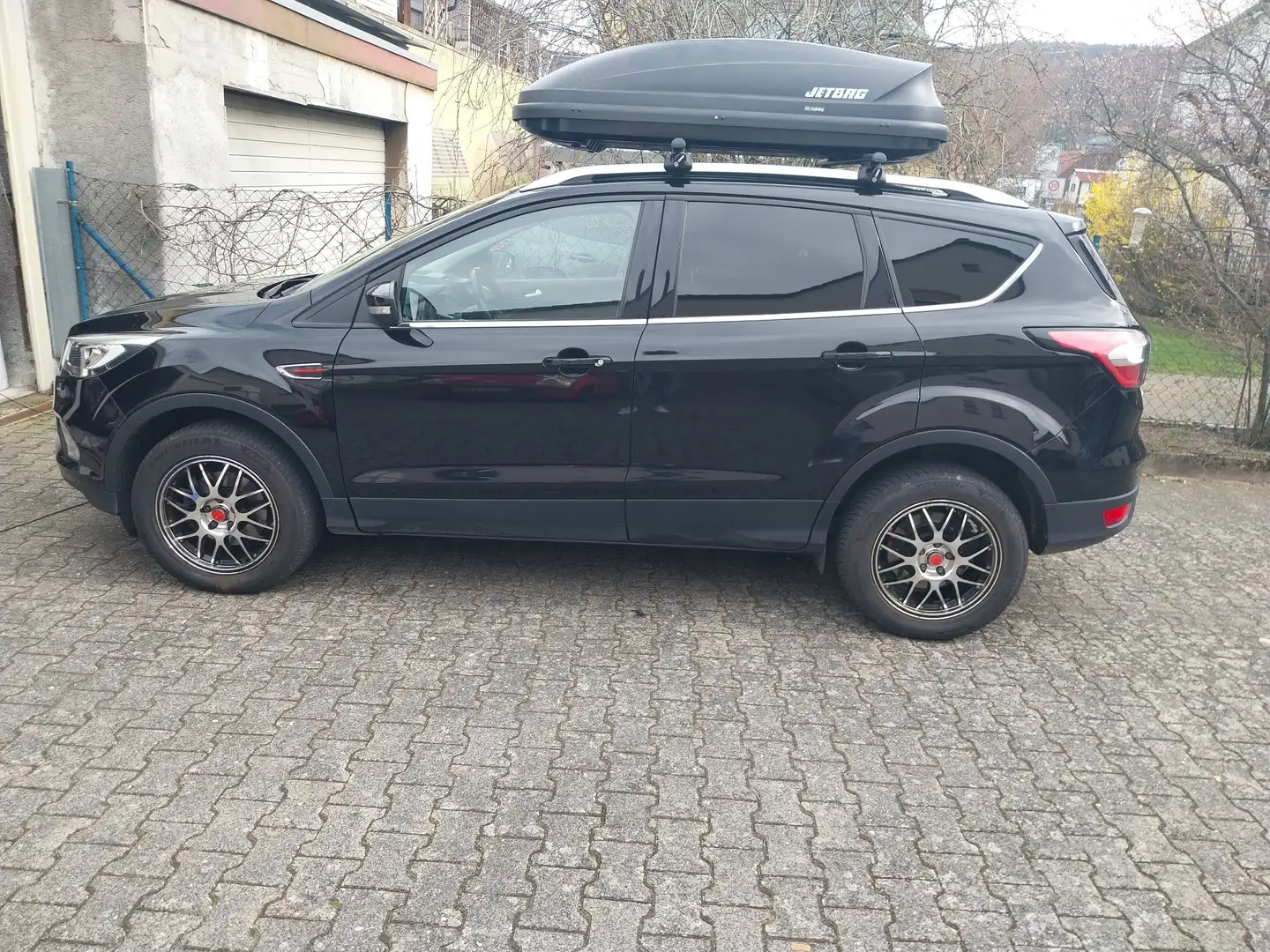 Ford Kuga 1.5 EcoBoost 2x4 Cool & Connect Schwarz - 1
