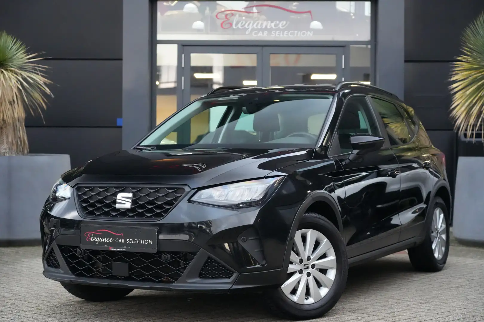 SEAT Arona 1.0 TSI Style Business Connect 96pk Navigatie/Came Black - 1
