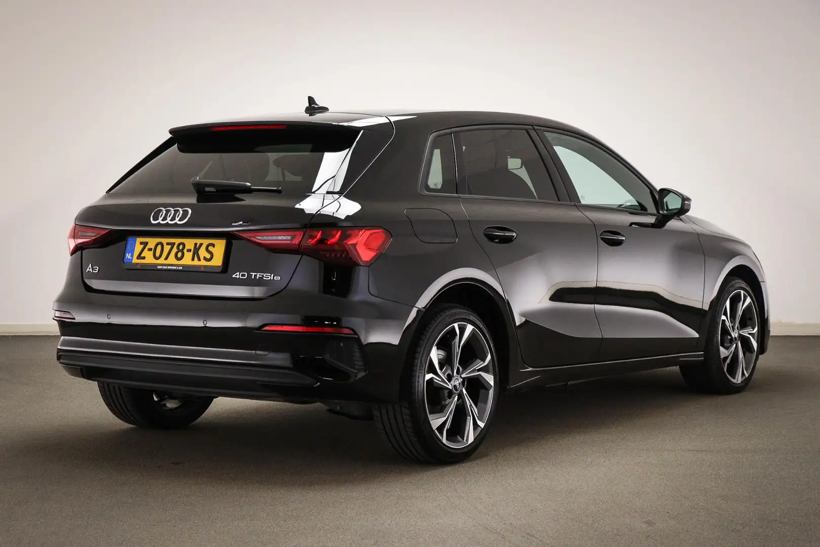 Audi A3 Sportback 40 TFSI e S edition Competition | HALF L Zwart - 2
