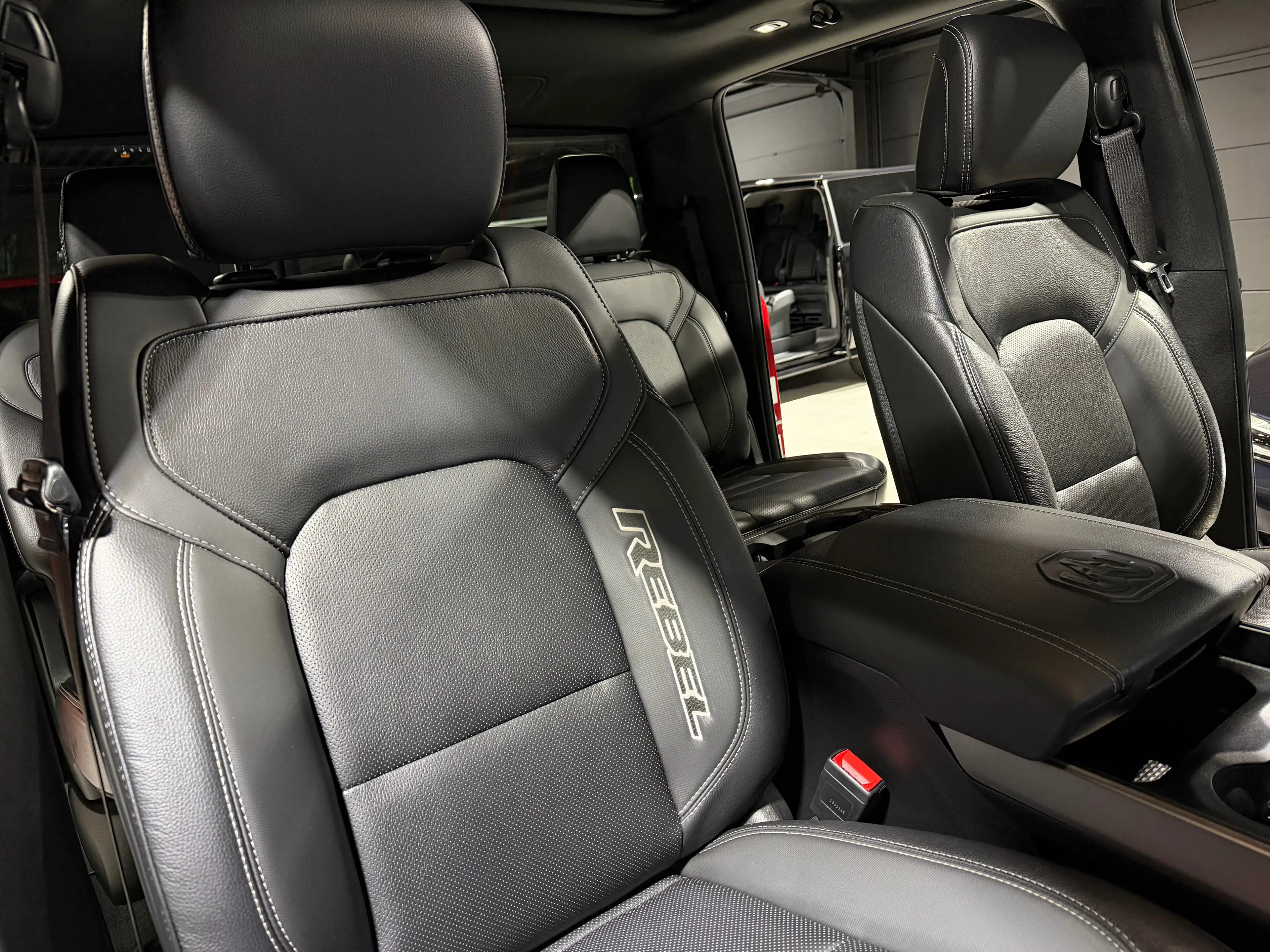 Dodge RAM 1500 REBEL HEMI E-TORQUE LPG 200L HEAD-UP DISTRONIC+ PANORAMIQUE GPS CAMERA 360 KEYLESS LED TVAC — photo 14