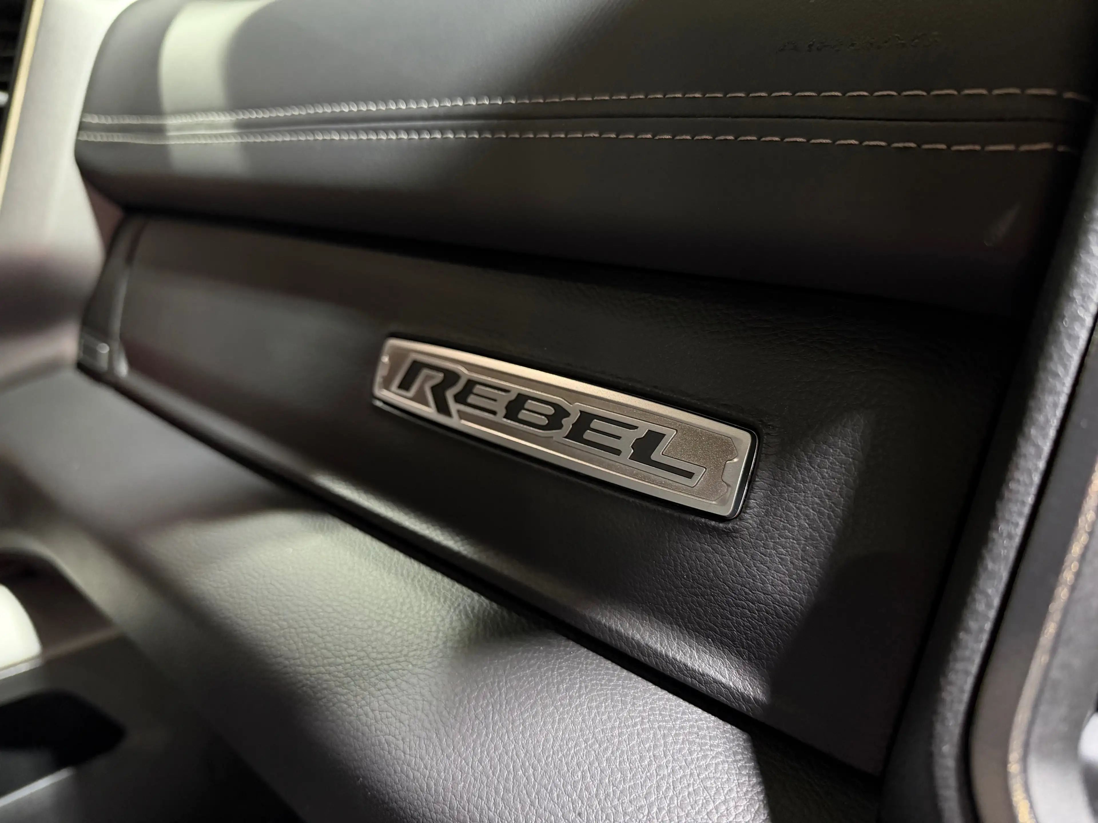 Dodge RAM 1500 REBEL HEMI E-TORQUE LPG 200L HEAD-UP DISTRONIC+ PANORAMIQUE GPS CAMERA 360 KEYLESS LED TVAC — photo 15