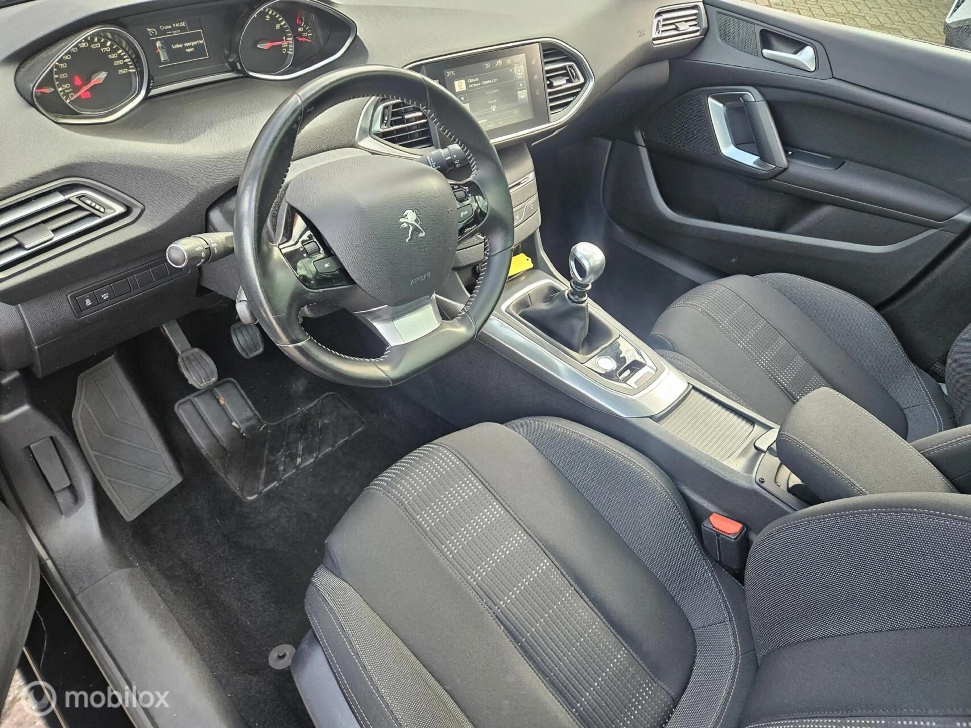 Peugeot 308 SW 1.2 PureTech Allure — photo 12