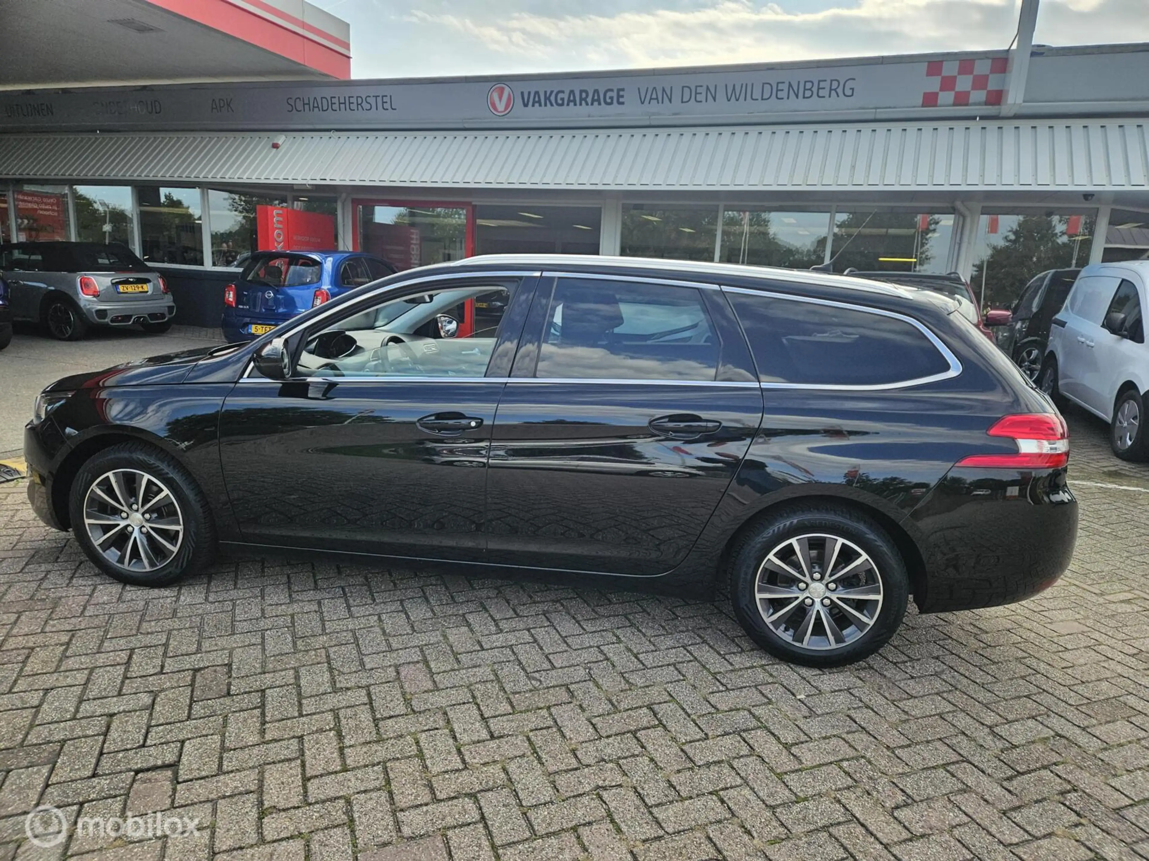 Peugeot 308 SW 1.2 PureTech Allure — photo 11