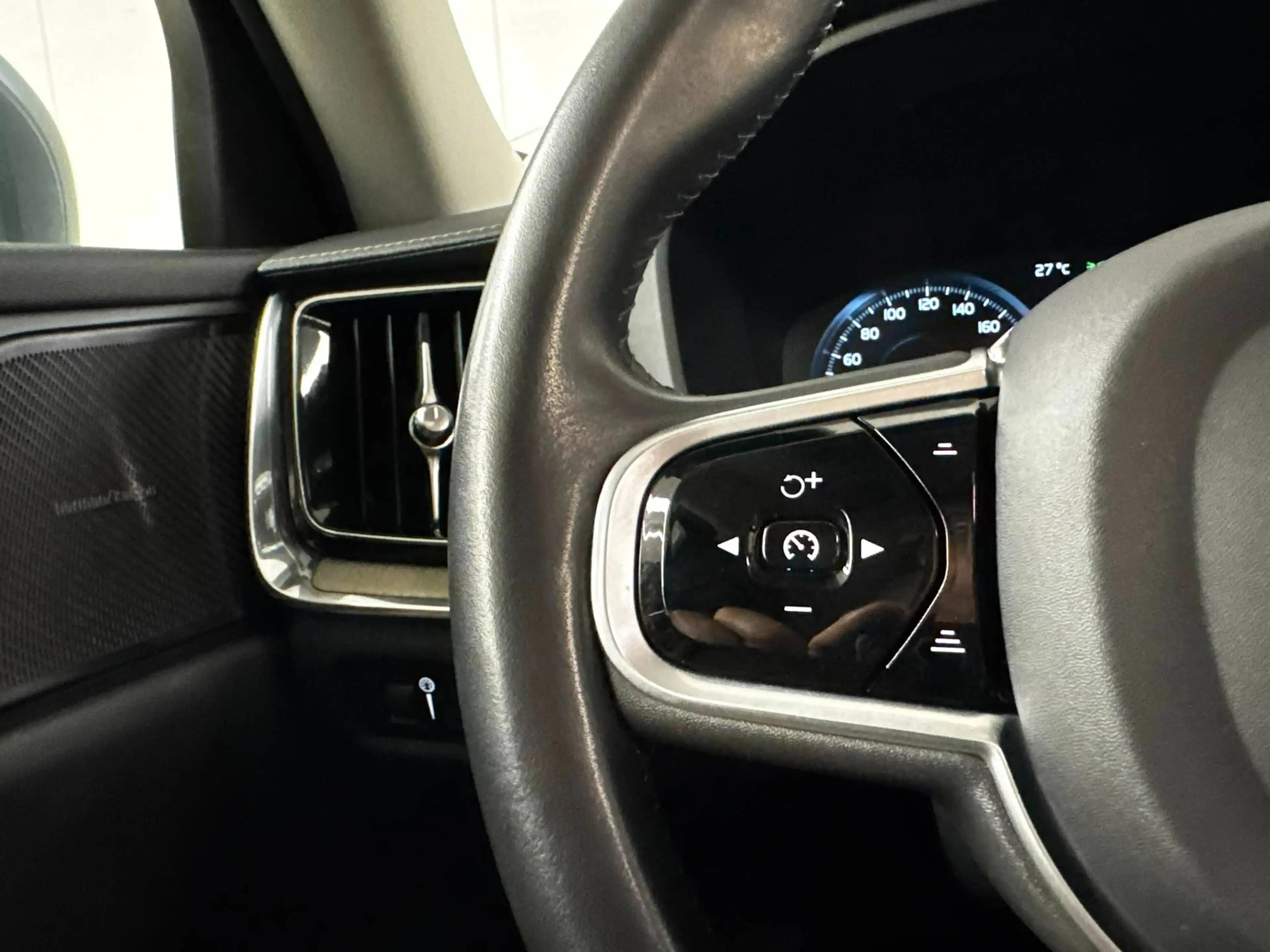 Volvo V60 2.0 T8 PHEV INSCRIPTION GEARTRONIC TO PANO HEAD UP CAMERA GPS FULL OPTIONS — photo 12