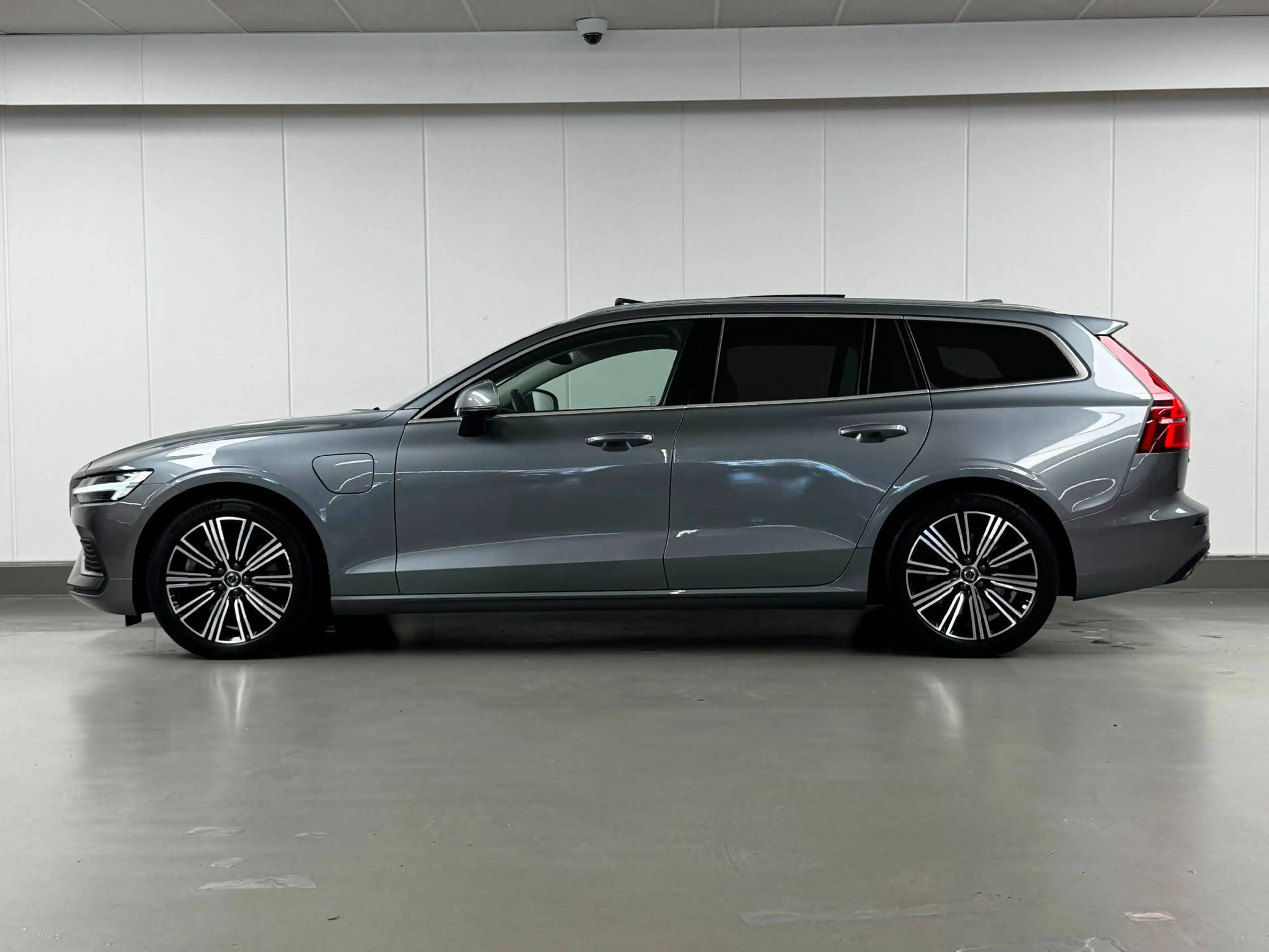 Volvo V60 2.0 T8 PHEV INSCRIPTION GEARTRONIC TO PANO HEAD UP CAMERA GPS FULL OPTIONS — photo 2