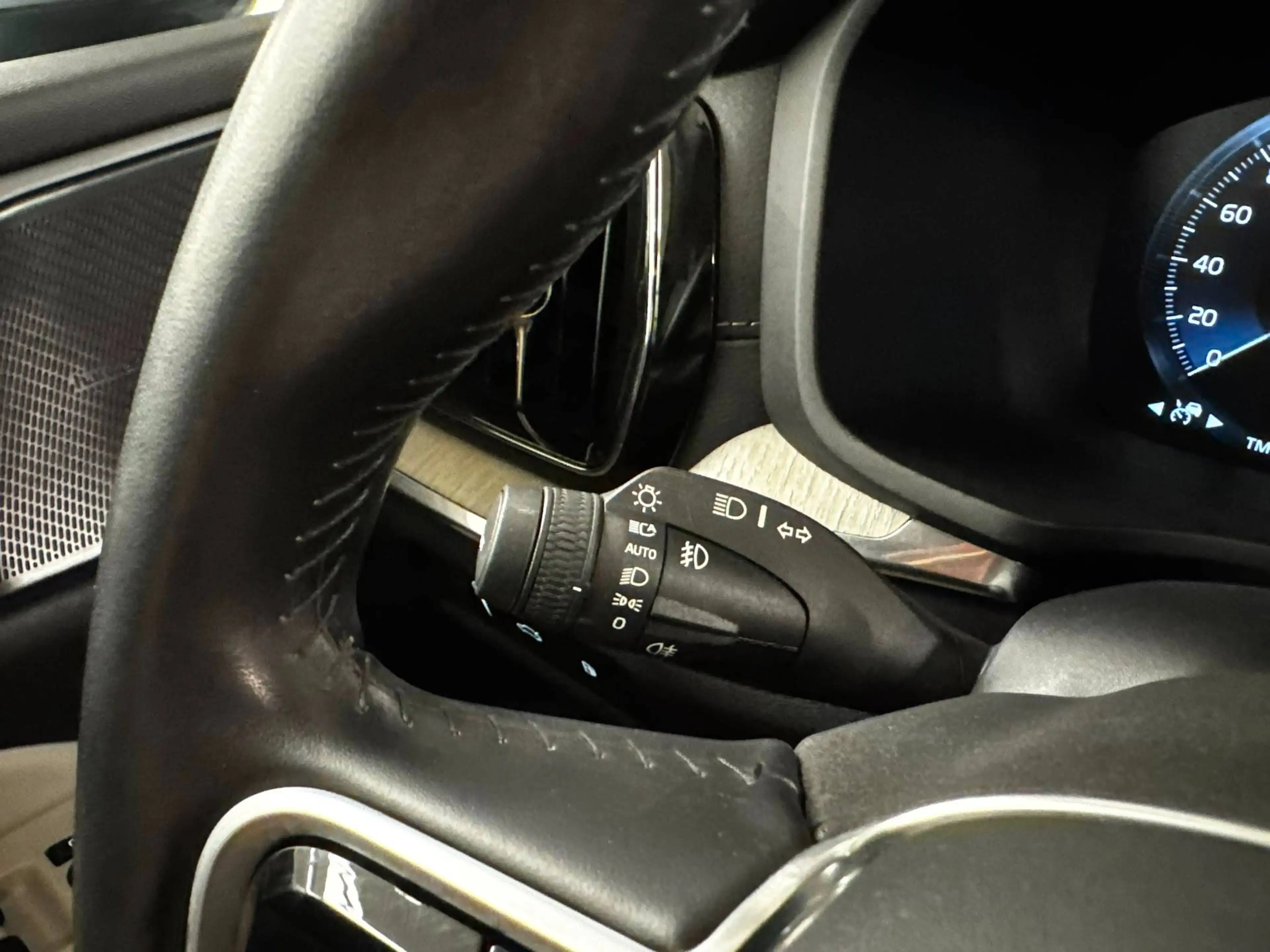 Volvo V60 2.0 T8 PHEV INSCRIPTION GEARTRONIC TO PANO HEAD UP CAMERA GPS FULL OPTIONS — photo 11