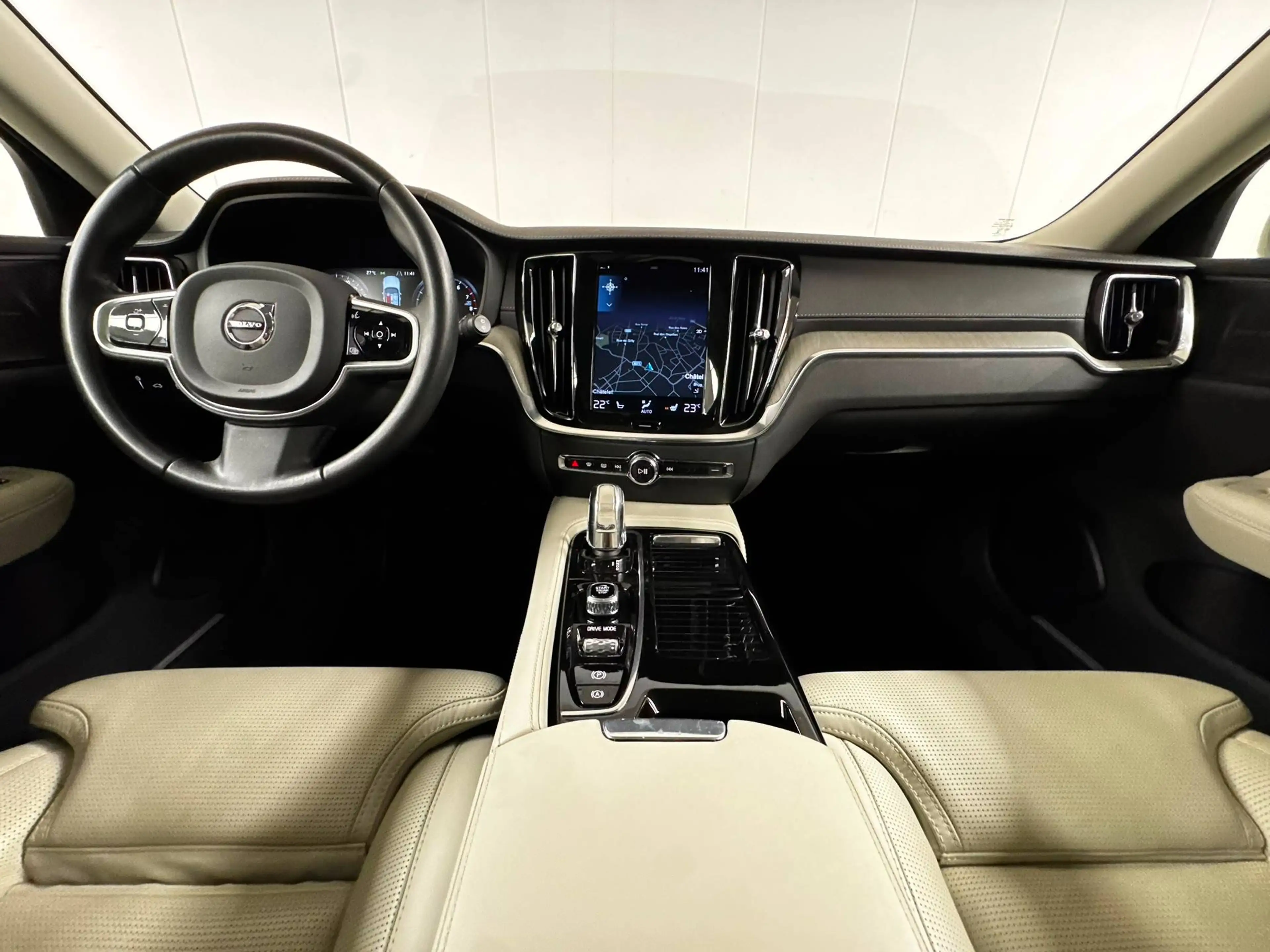 Volvo V60 2.0 T8 PHEV INSCRIPTION GEARTRONIC TO PANO HEAD UP CAMERA GPS FULL OPTIONS — photo 9