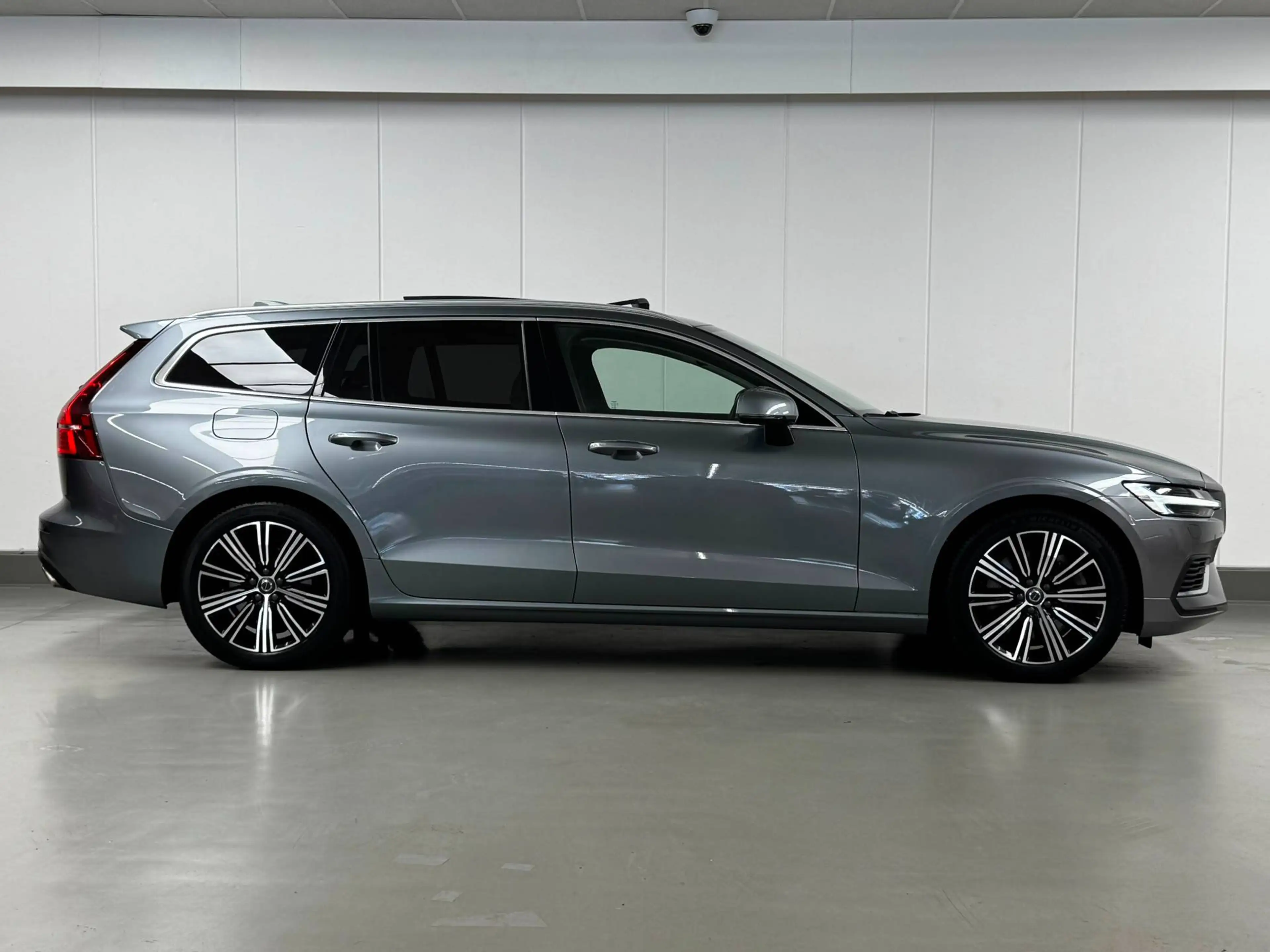 Volvo V60 2.0 T8 PHEV INSCRIPTION GEARTRONIC TO PANO HEAD UP CAMERA GPS FULL OPTIONS — photo 4