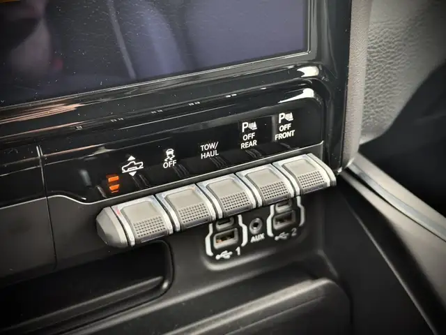 Dodge RAM Quad Cab Laramie Night Ansicht 25