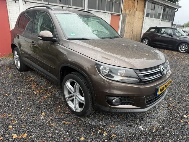 Volkswagen Tiguan view 2