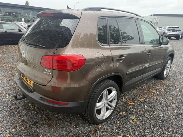 Volkswagen Tiguan view 3