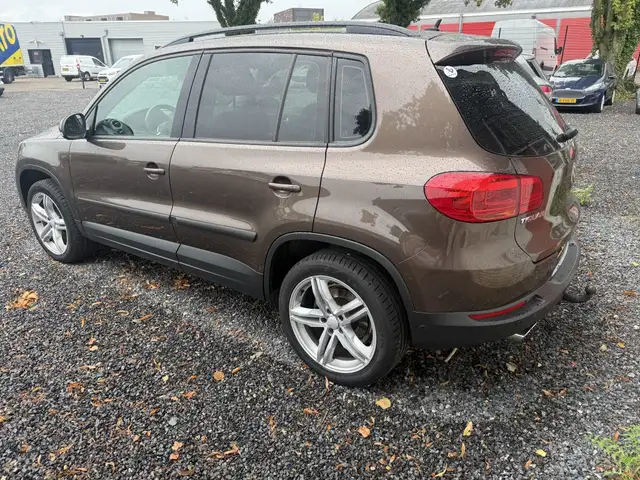 Volkswagen Tiguan view 4