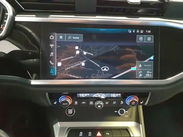 Audi Q3 view 11