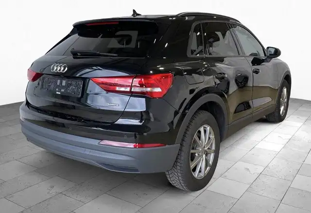 Audi Q3 view 4