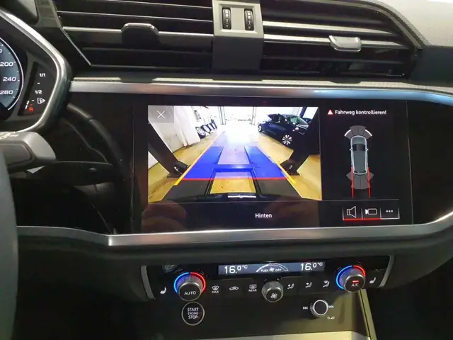 Audi Q3 view 12