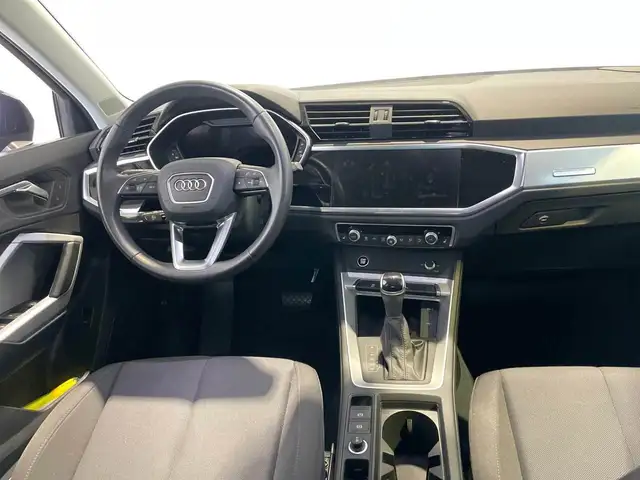 Audi Q3 view 8