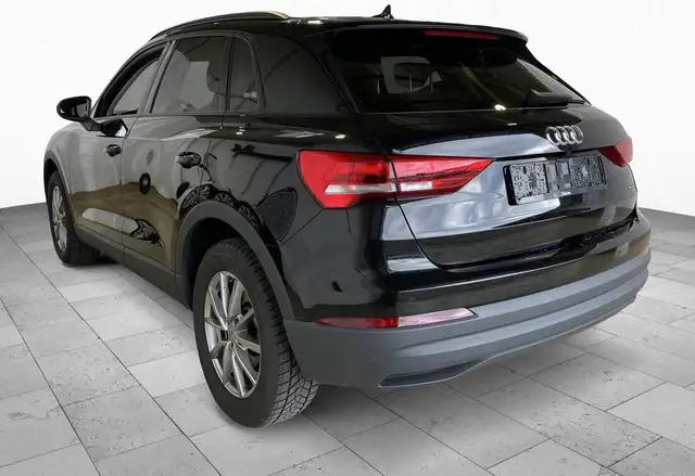 Audi Q3 view 3