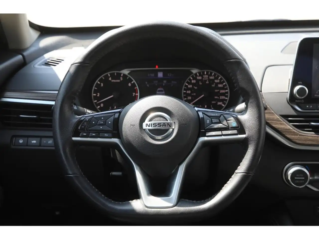 Nissan Altima снимка Nissan Altima