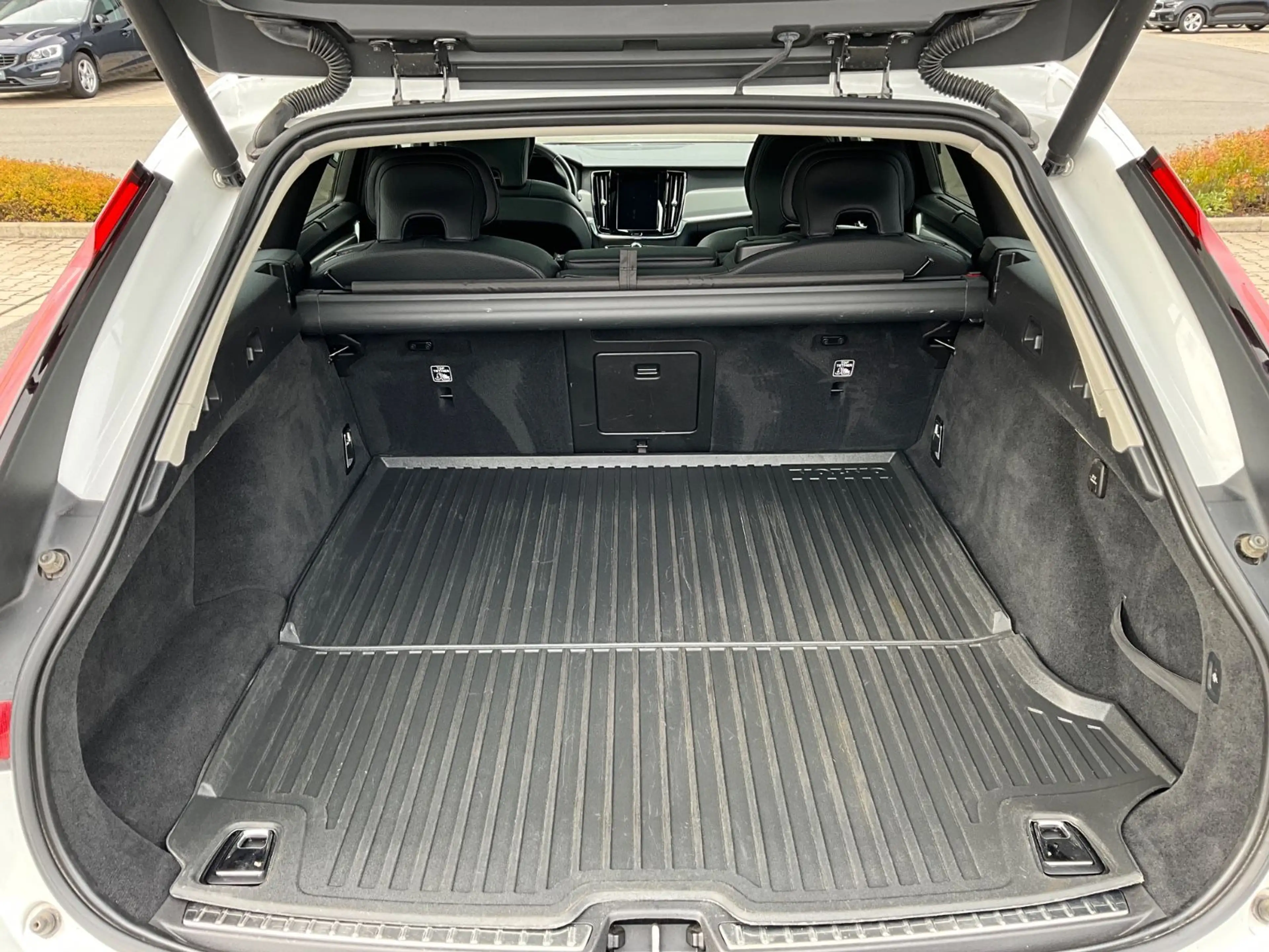 Volvo V90 B5 Kombi Ultimate Dark AWD — photo 7