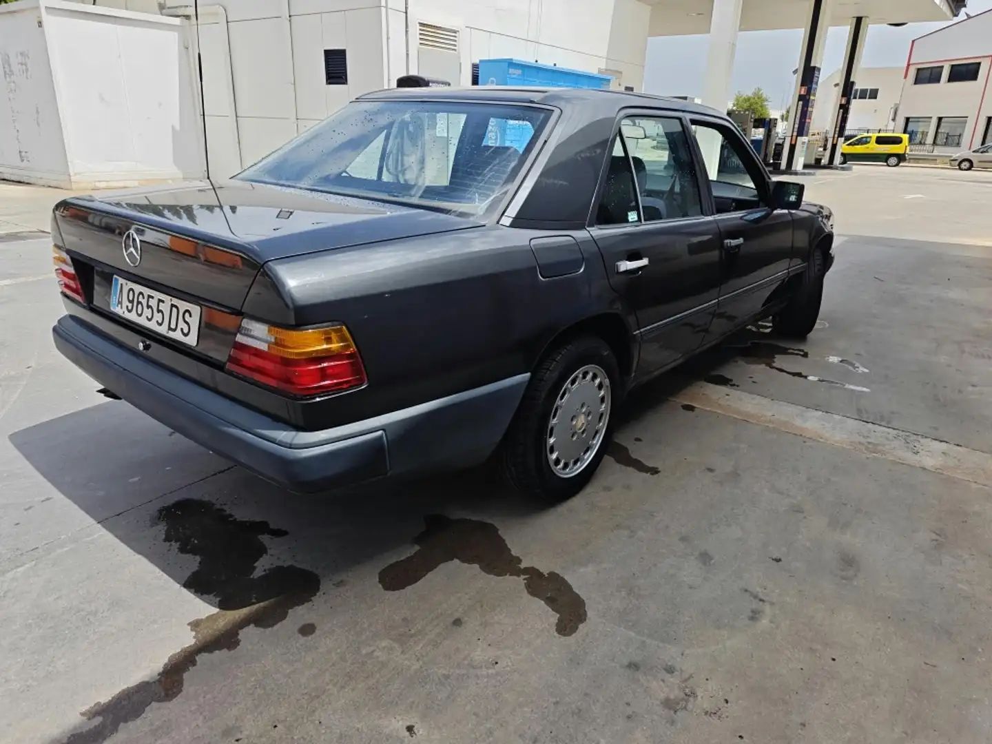 Mercedes-Benz 260 300D Turbo Schwarz - 2