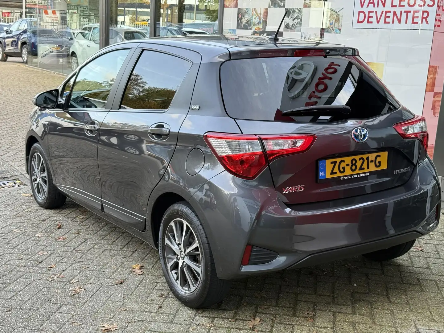 Toyota Yaris 1.5 Hybrid Y20 NL-AUTO LM CAMERA CLIMA STUURWIEL B Gris - 2