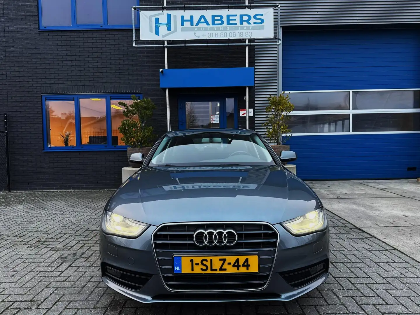 Audi A4 Limousine 1.8 TFSIe Edition 170PK|Xenon/Led|Naviga Grau - 2