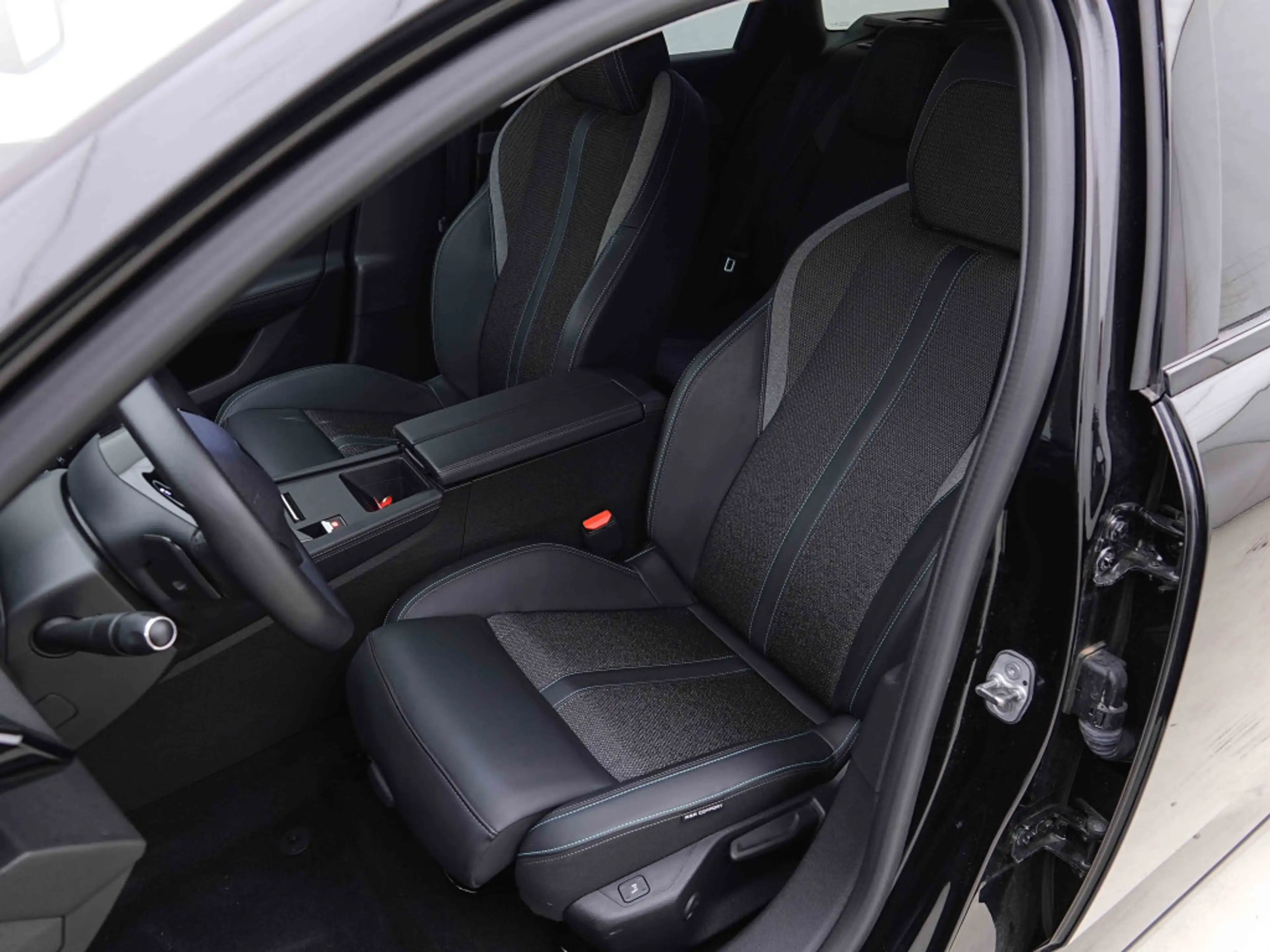 Peugeot 308 PHEV 180 AUT Allure Pack SW | GPS | 360CAM | Heated Seats — photo 7