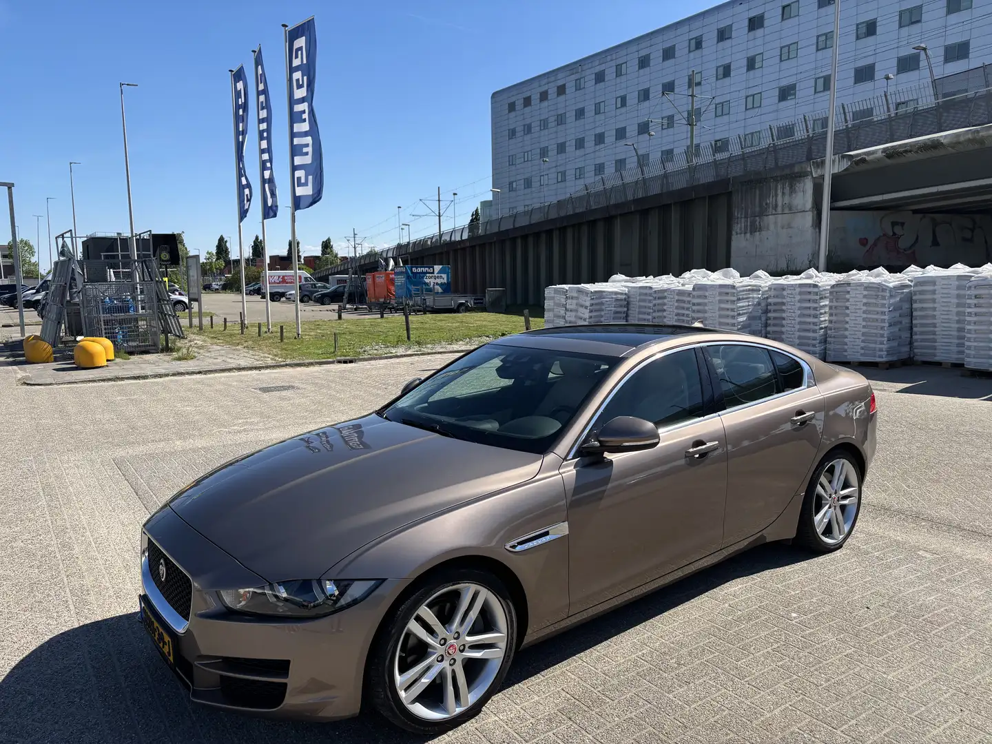 Jaguar XE 2.0 Portfolio Grijs - 1