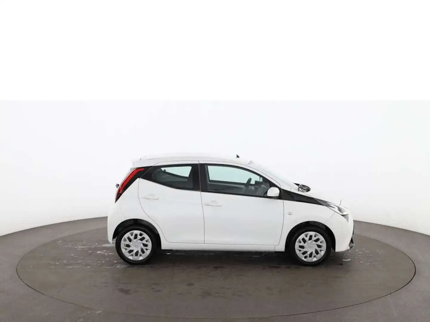 Toyota Aygo 1.0 x-play R-CAM SITZHZG TEMPOMAT KLIMA Weiß - 2