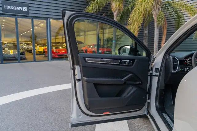 Porsche Cayenne view 8