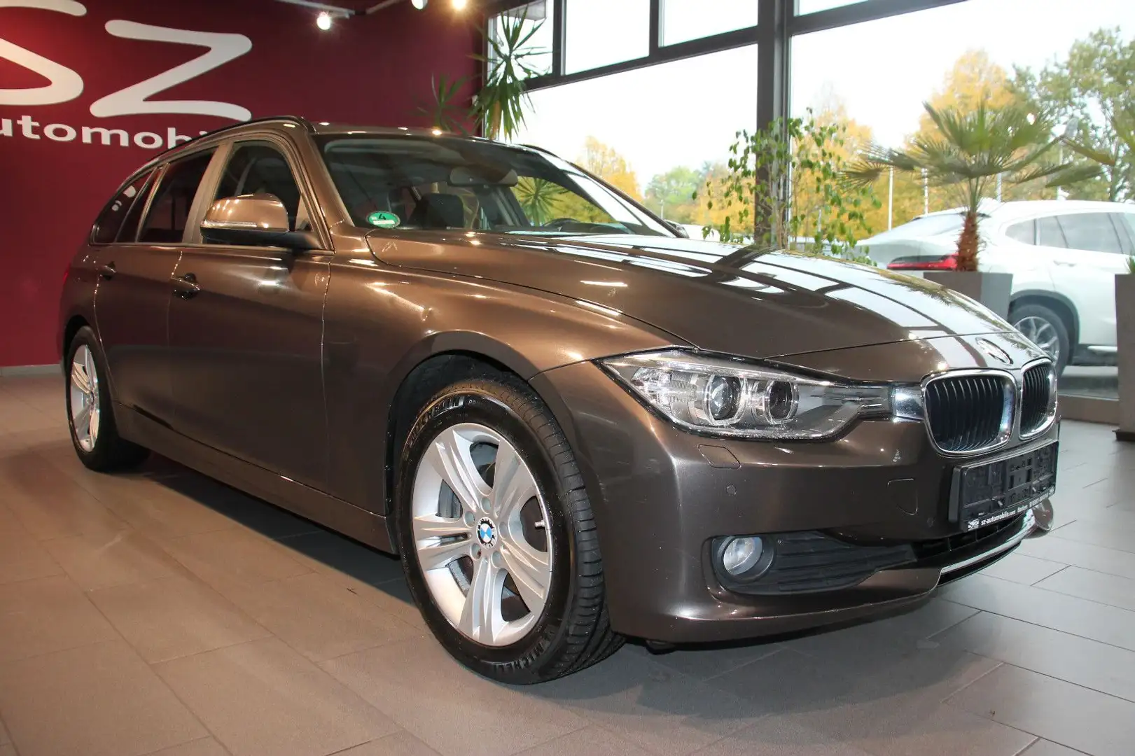 BMW 320 d xDrive Touring Head-Up Navi AHK Pano Braun - 1