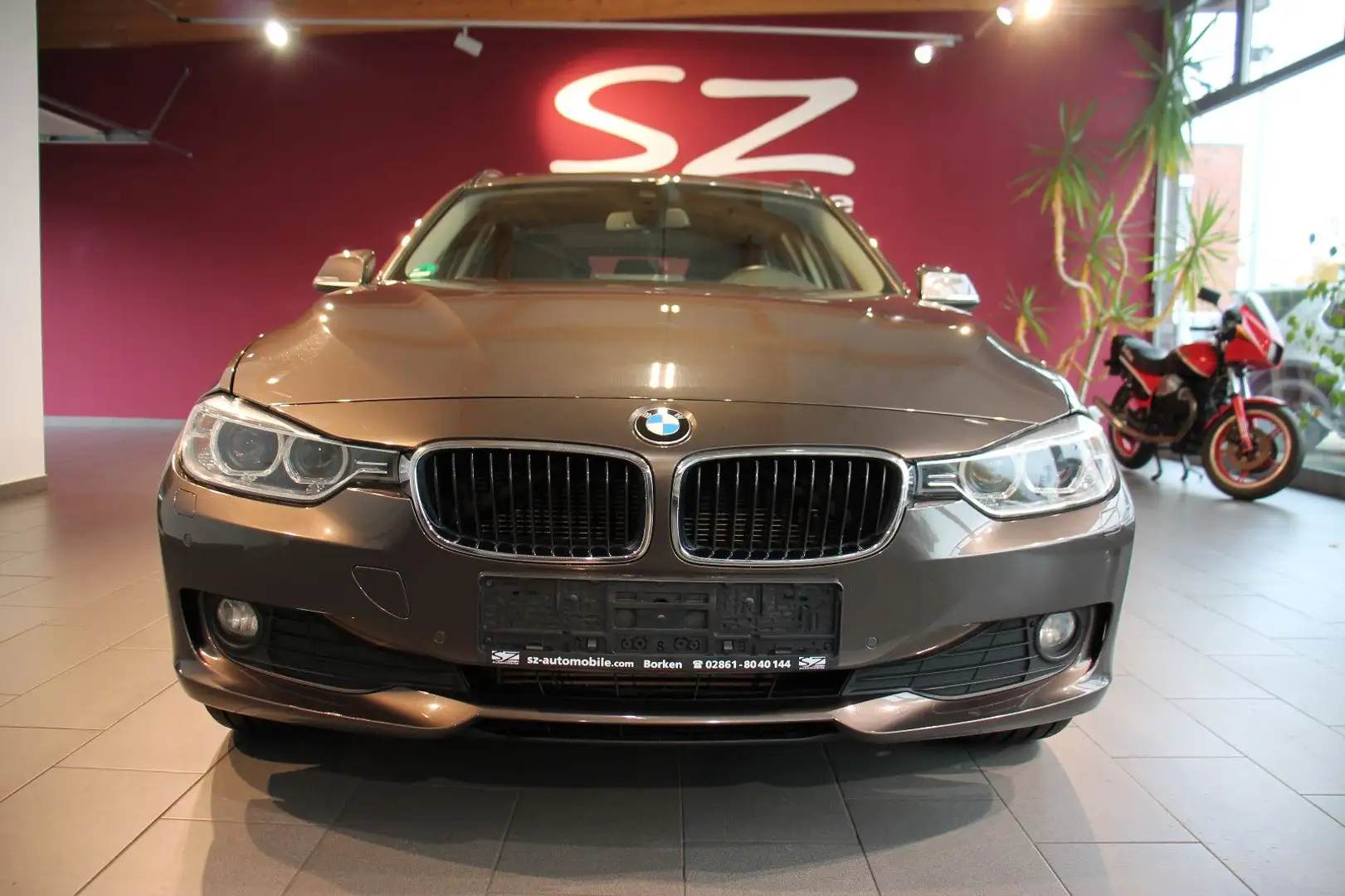BMW 320 d xDrive Touring Head-Up Navi AHK Pano Braun - 2