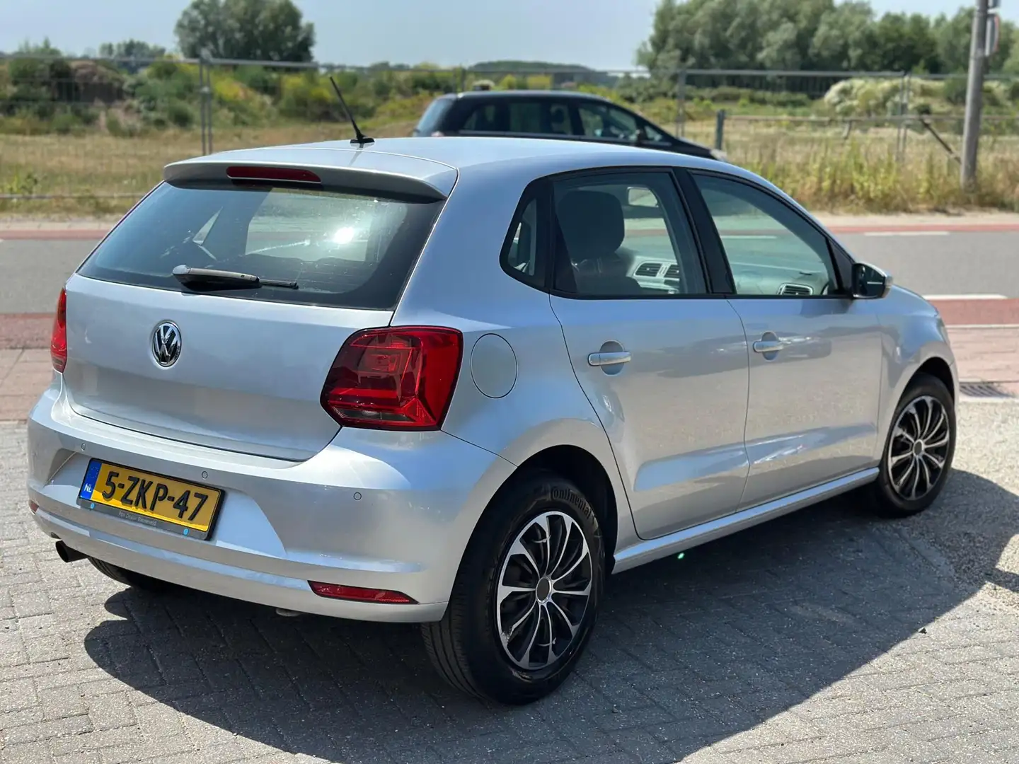 Volkswagen Polo 1.2 TSI Comfortline ijskoude airco! Nette staat! Grijs - 2