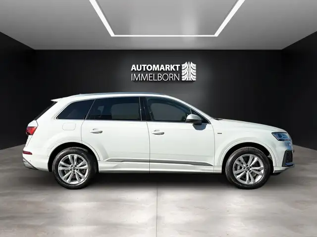 Audi Q7 view 11
