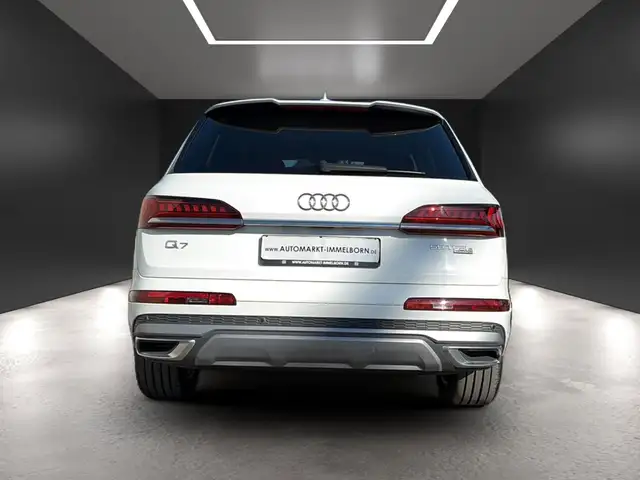 Audi Q7 view 10