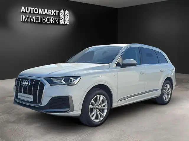 Audi Q7 view 4