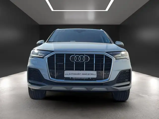 Audi Q7 view 9