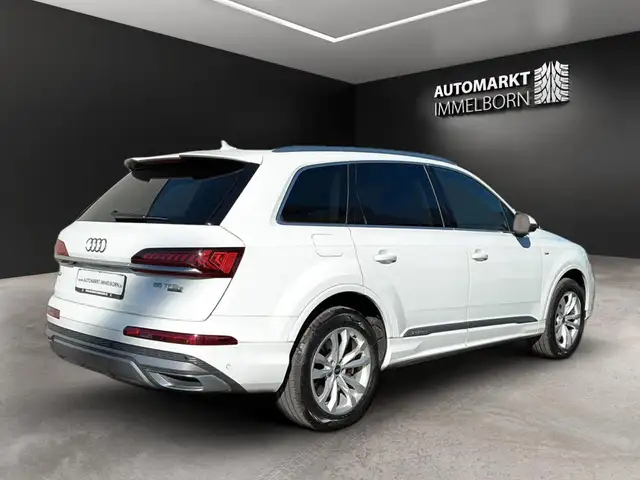 Audi Q7 view 8